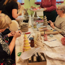 Mikołajkowy prezent dla uczestniczek zajęć plastyczno-ceramicznych w GOK