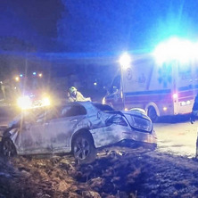 Kolizja drogowa z udziałem osobówki. Mercedes wypadł z jezdni